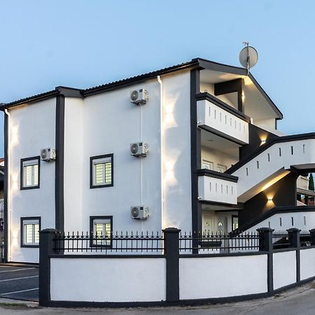Apart-Hotel Prestige Ulcinj Buitenkant foto